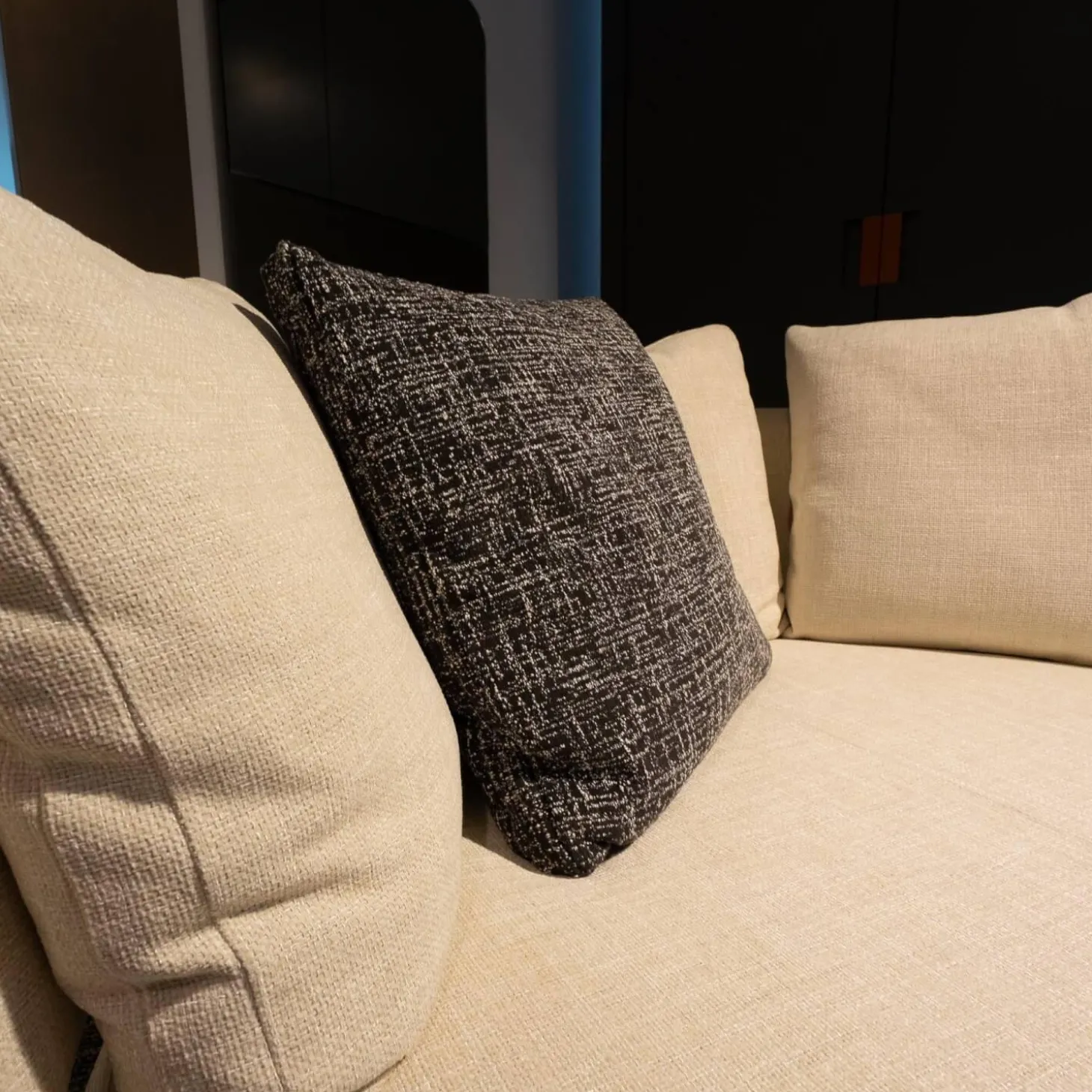 Sofa Maxalto Amoenus Stoft Stoff Lou Bastfarben 2613102 Beige Sockel Graphit mit Teppich