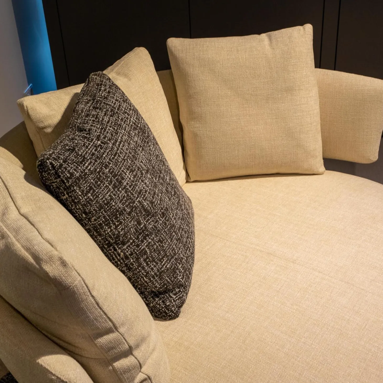 Sofa Maxalto Amoenus Stoft Stoff Lou Bastfarben 2613102 Beige Sockel Graphit mit Teppich