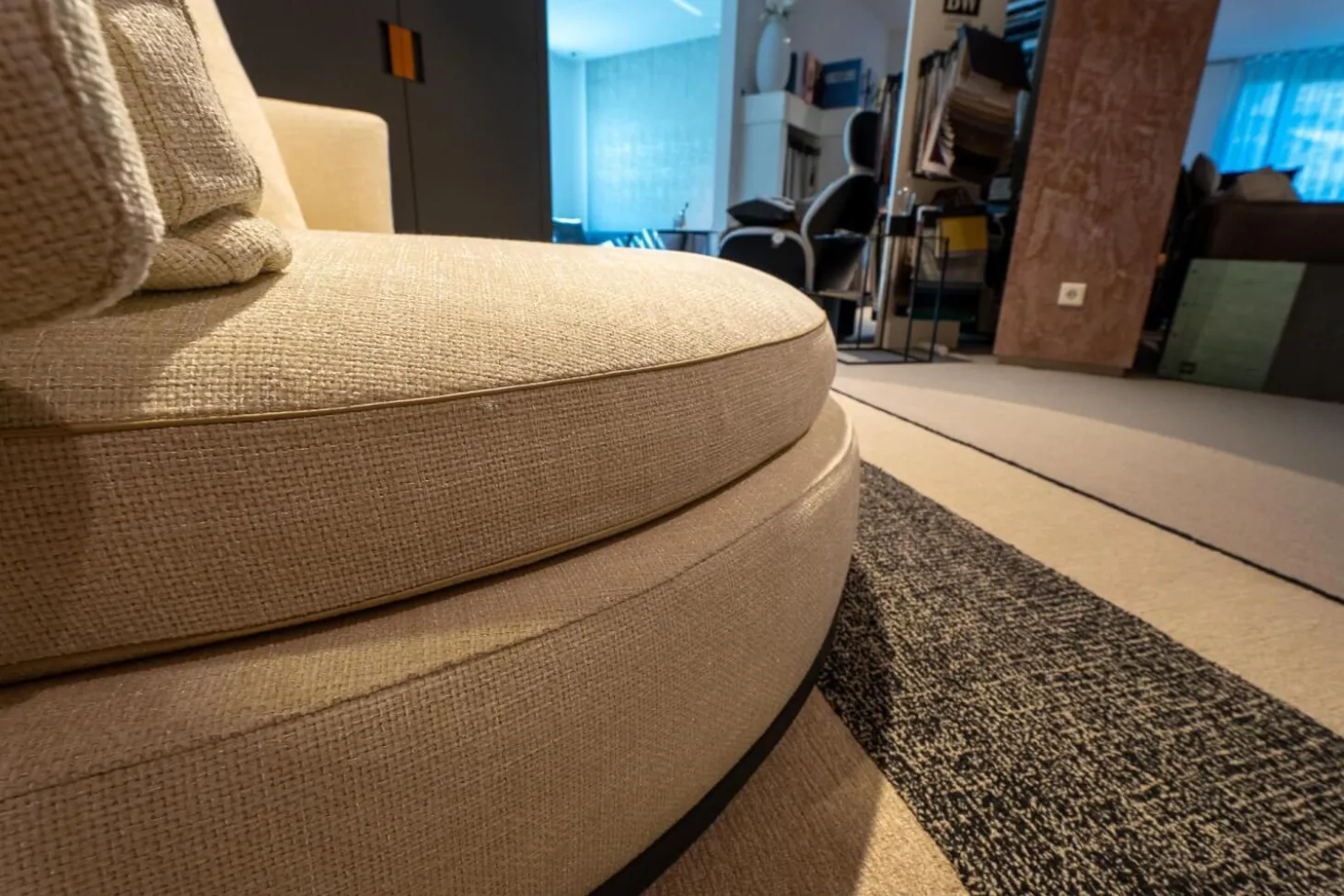 Sofa Maxalto Amoenus Stoft Stoff Lou Bastfarben 2613102 Beige Sockel Graphit mit Teppich