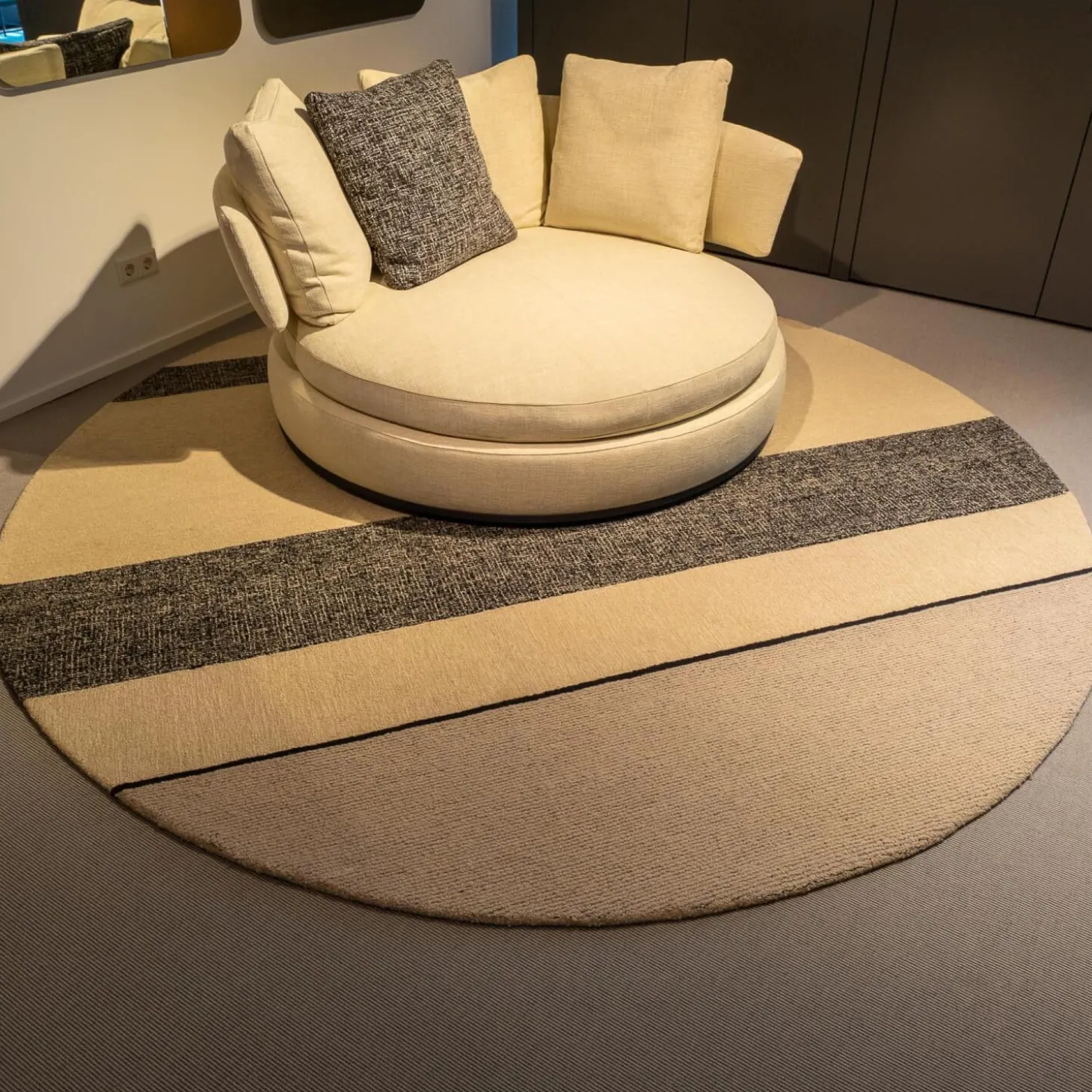 Sofa Maxalto Amoenus Stoft Stoff Lou Bastfarben 2613102 Beige Sockel Graphit mit Teppich