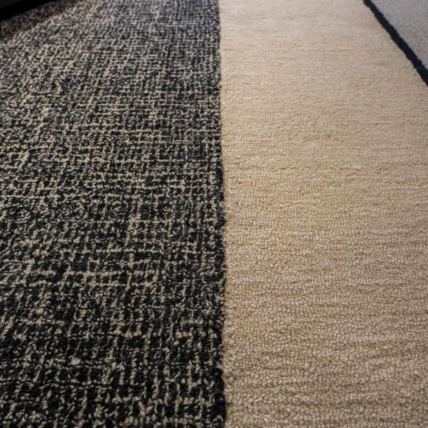 Sofa Maxalto Amoenus Stoft Stoff Lou Bastfarben 2613102 Beige Sockel Graphit mit Teppich