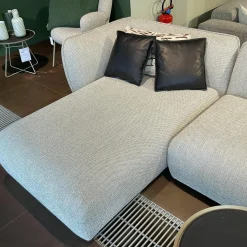 Sofa Mia Stoff Sahco Safire 0004 Hellgrau mit 5 Kissen