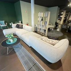 Sofa Mia Stoff Sahco Safire 0004 Hellgrau mit 5 Kissen