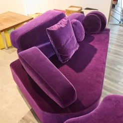 Sofa Mosspink Bezug Stoff 4473 87 Samt Lila Violett Alufuß Rund Ausrichtung Links Inklusive Hocker Und 3 Kissen