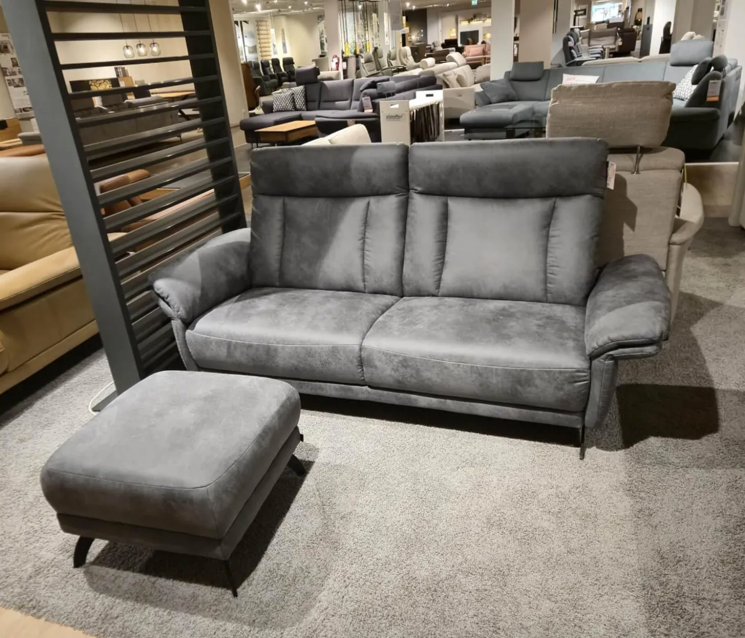 Sofa MR 300 Stoff Savanna Grey Grau Metallkufe 447 Schwarz Matt Inklusive Kopfteilverstellung Und Hocker