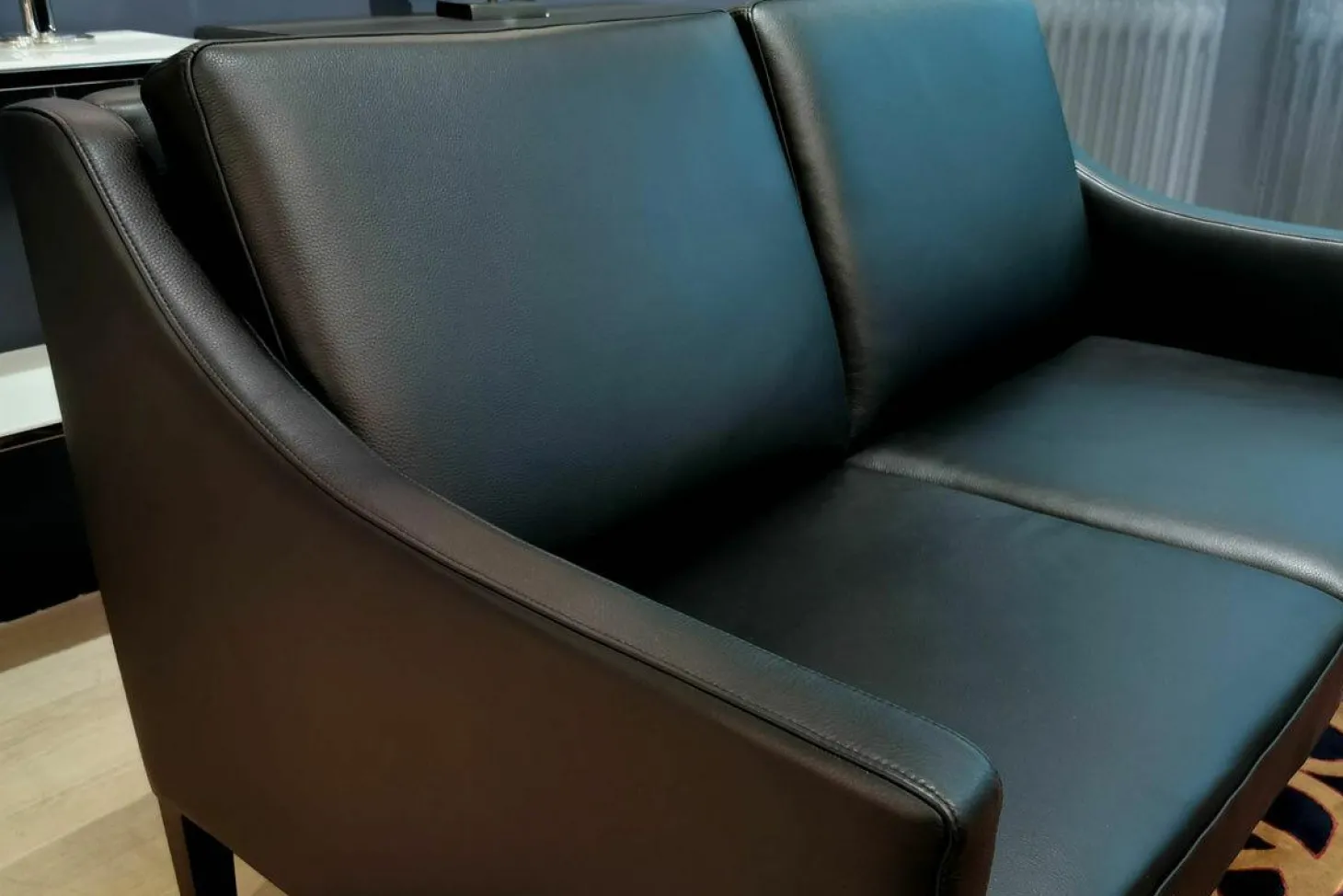 Sofa Nelson Leder L7031D Schwarz Gestell Schwarz Gebeizt