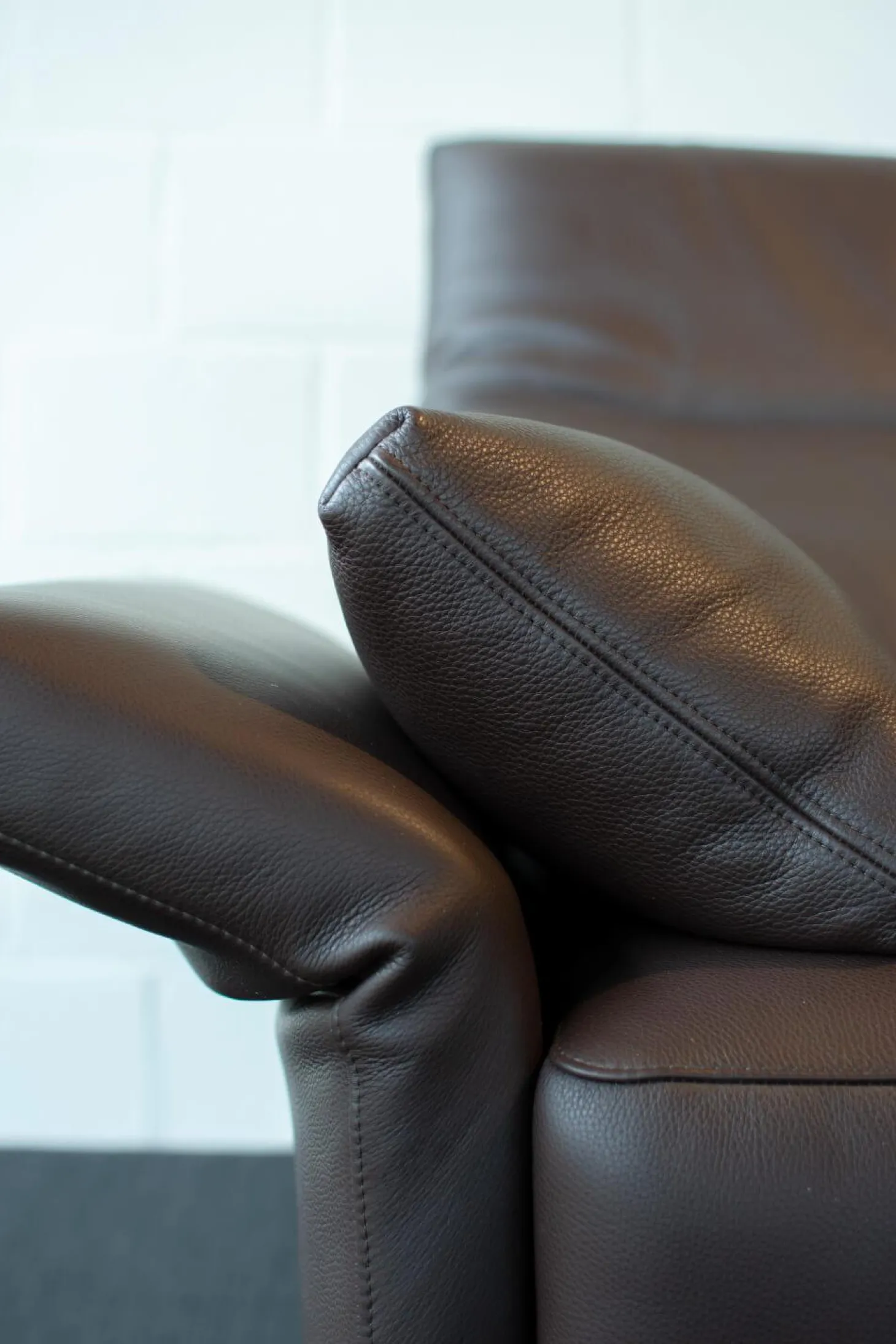 Sofa Nido Bezug Leder Sierra Braun Mit 2 Verstellbaren Rückenkissen Inkusive 2 Armkissen