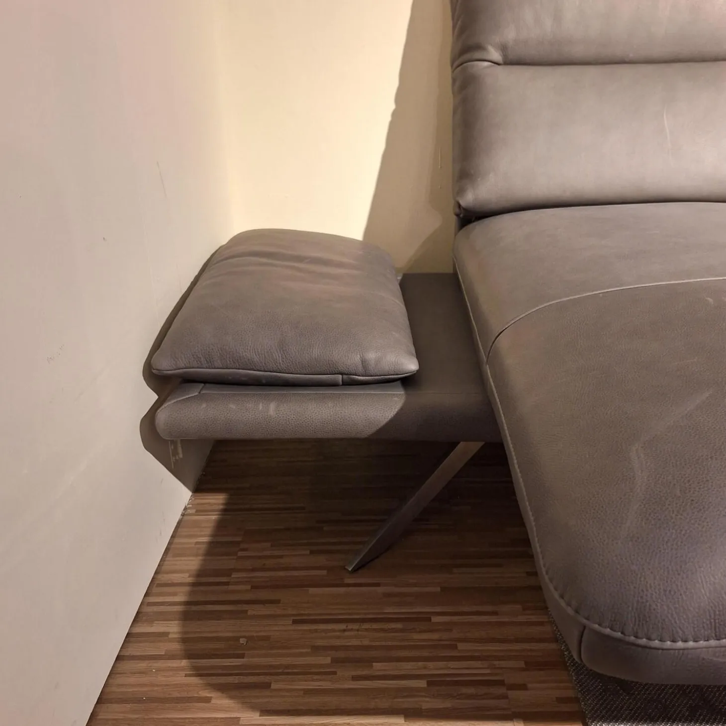 Sofa No 1 Elias Bezug Leder W10 L30 Grau Füße Chrom