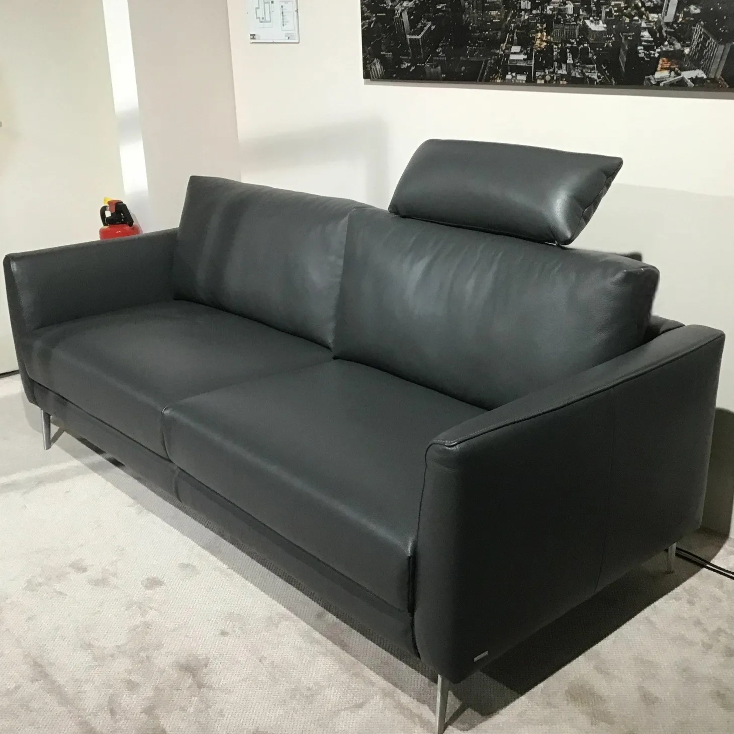 Sofa Omega 3 C Leder Classic Pepper Schwarz Winkelfuß Aluminium Mattiert
