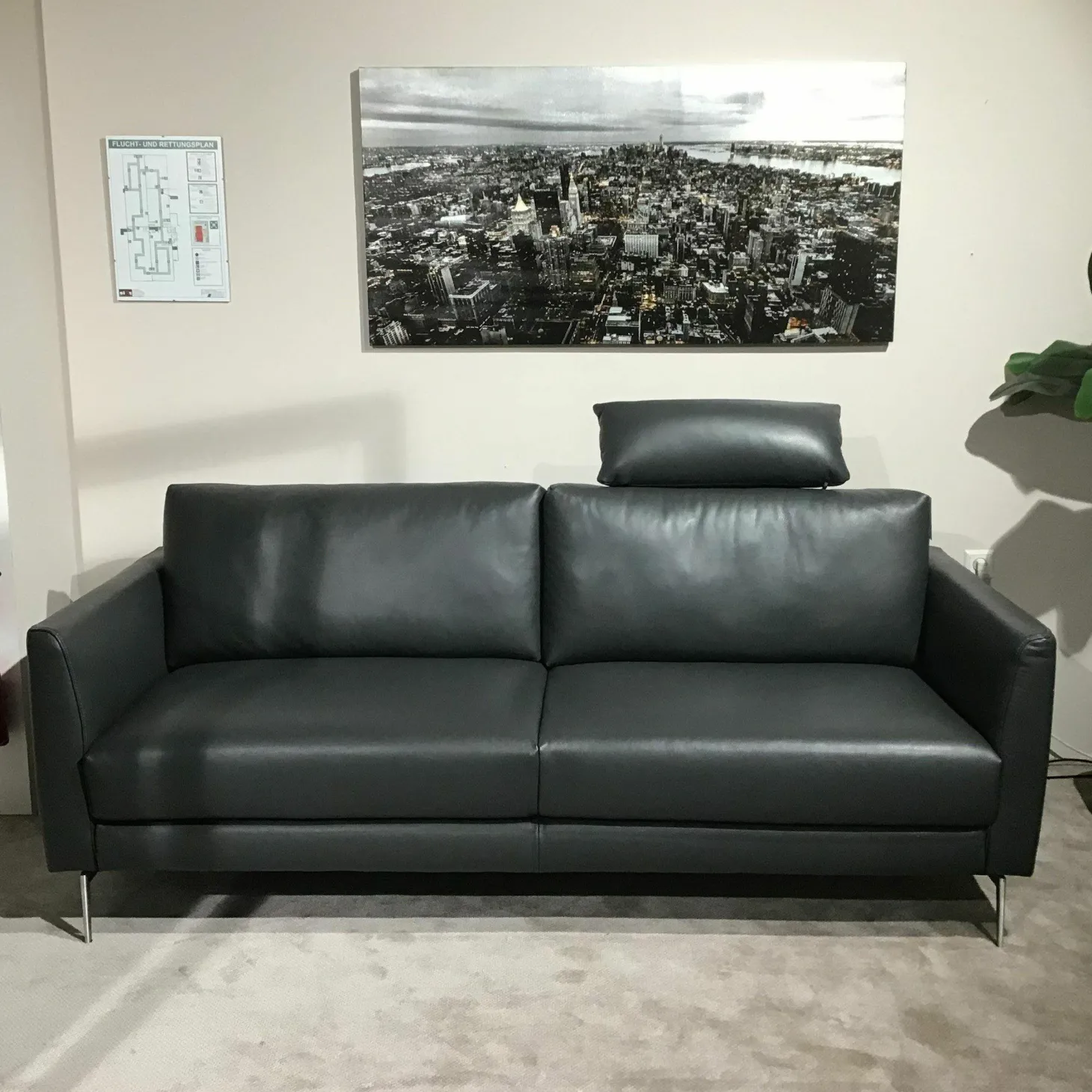 Sofa Omega 3 C Leder Classic Pepper Schwarz Winkelfuß Aluminium Mattiert