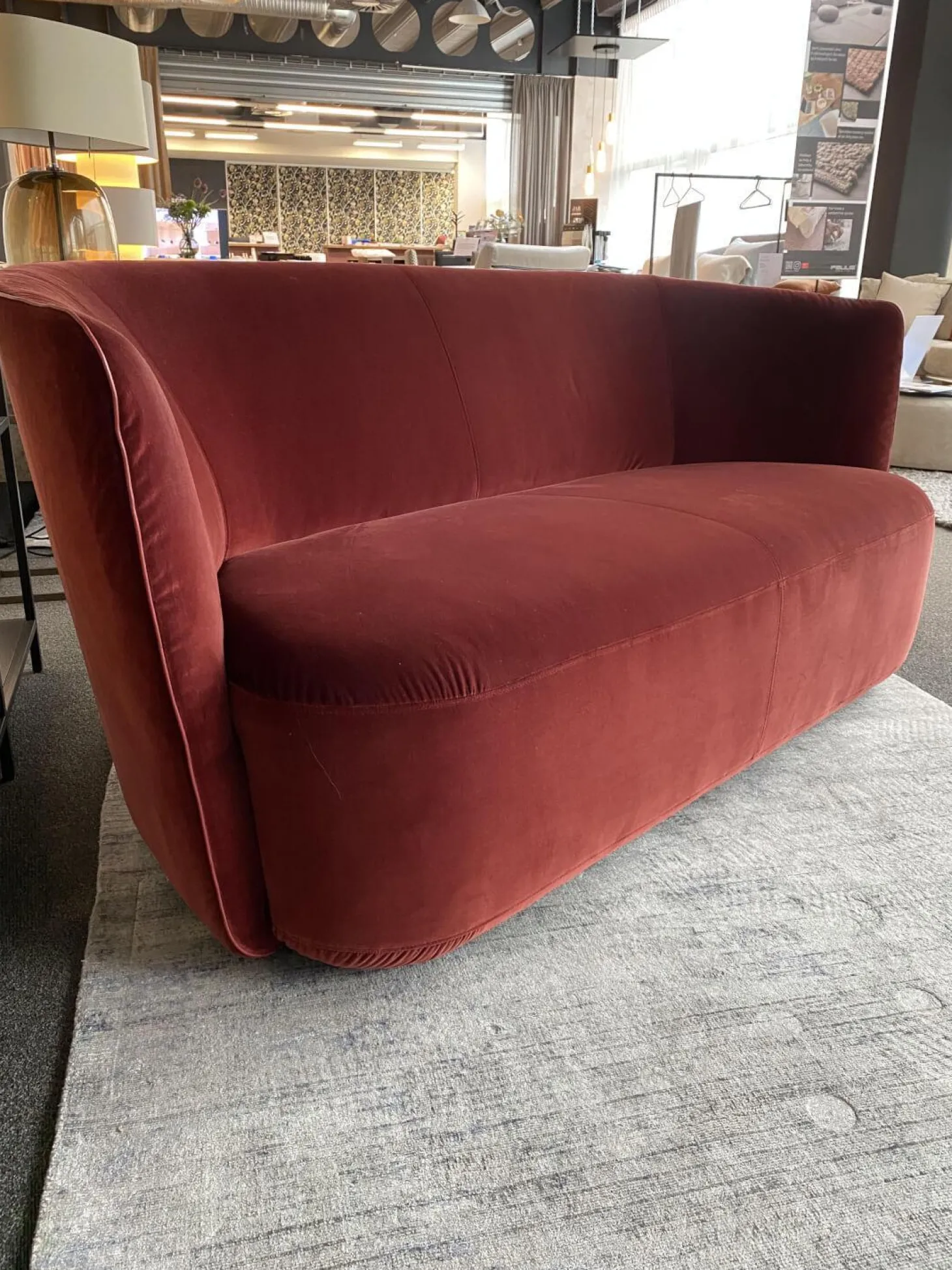 Sofa Ophelia Bezug Stoff Kastanie Rotbraun Gestell Massivholz