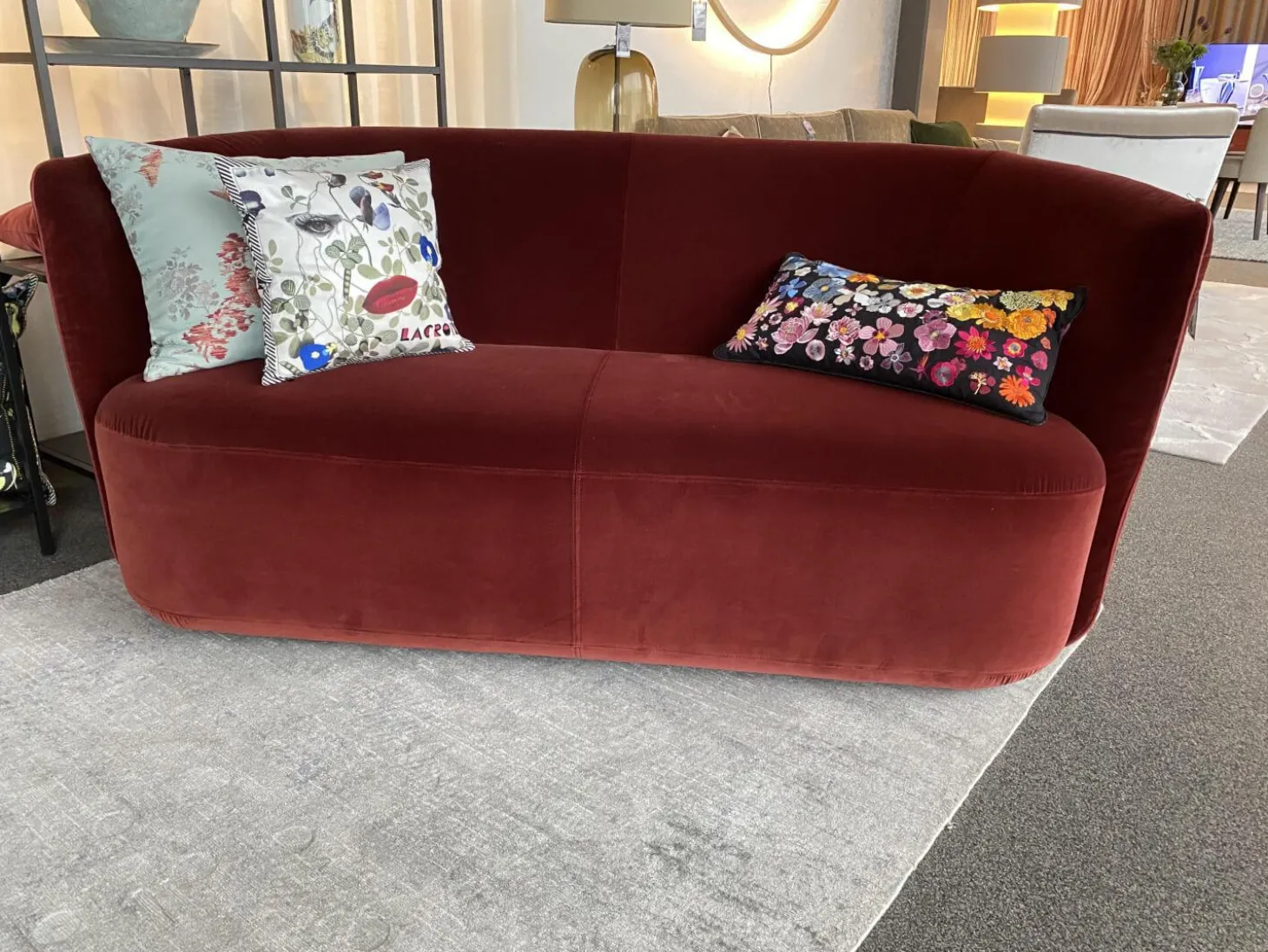 Sofa Ophelia Bezug Stoff Kastanie Rotbraun Gestell Massivholz