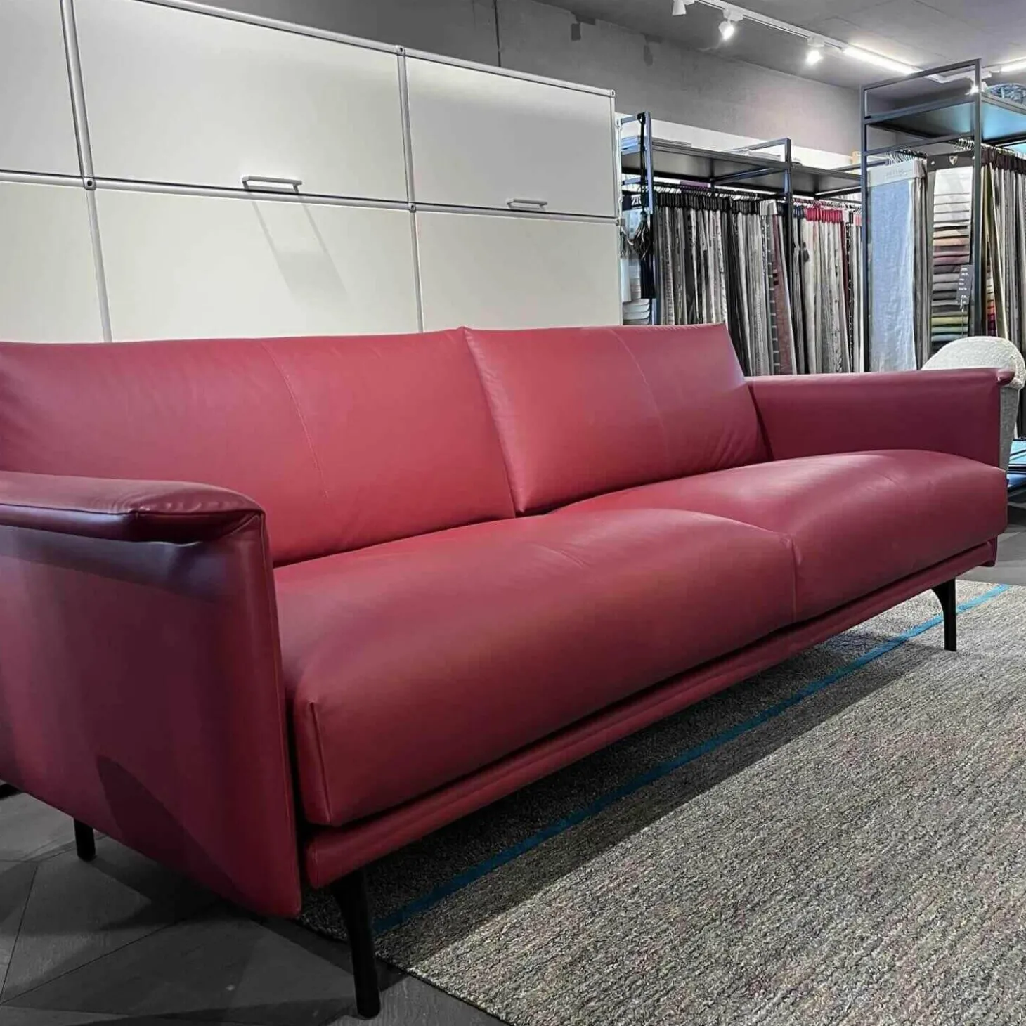 Sofa Otis Leder Cuba Red Füsse Aluminium Schwarz Matt Pulverbeschichtet