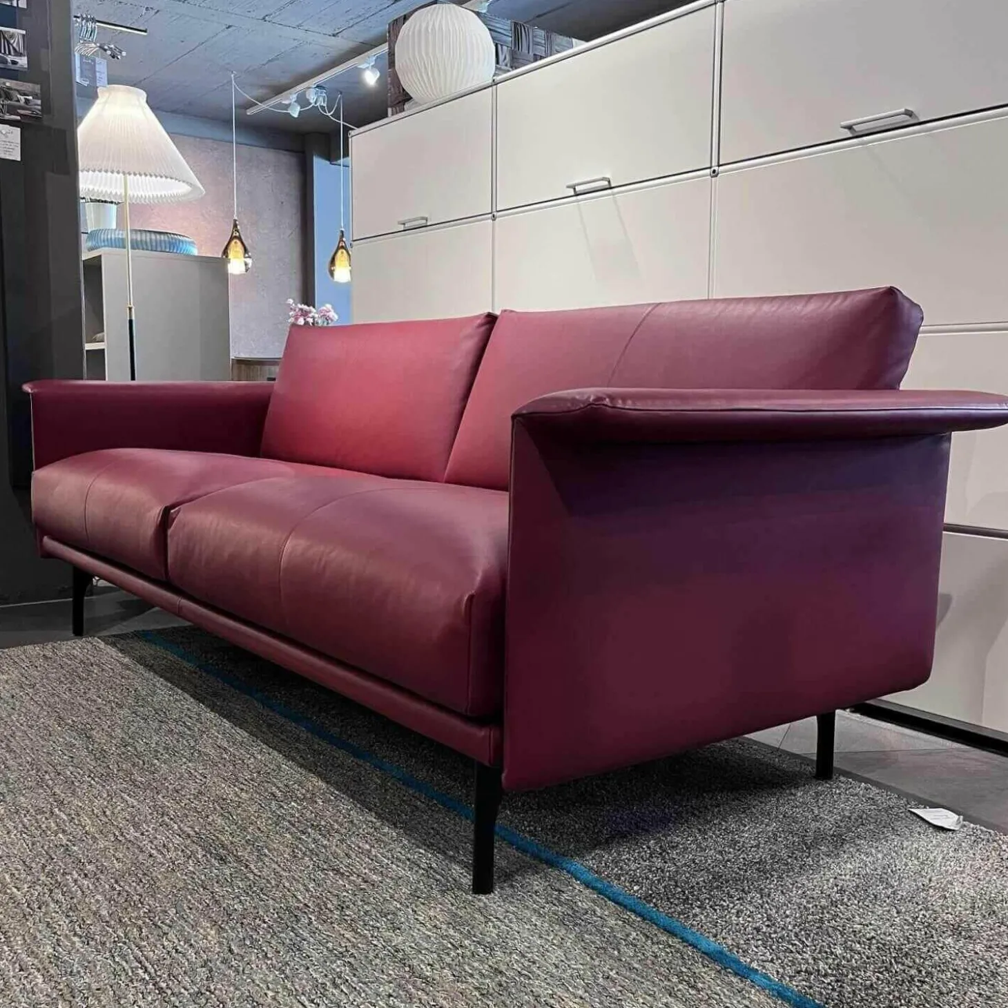 Sofa Otis Leder Cuba Red Füsse Aluminium Schwarz Matt Pulverbeschichtet