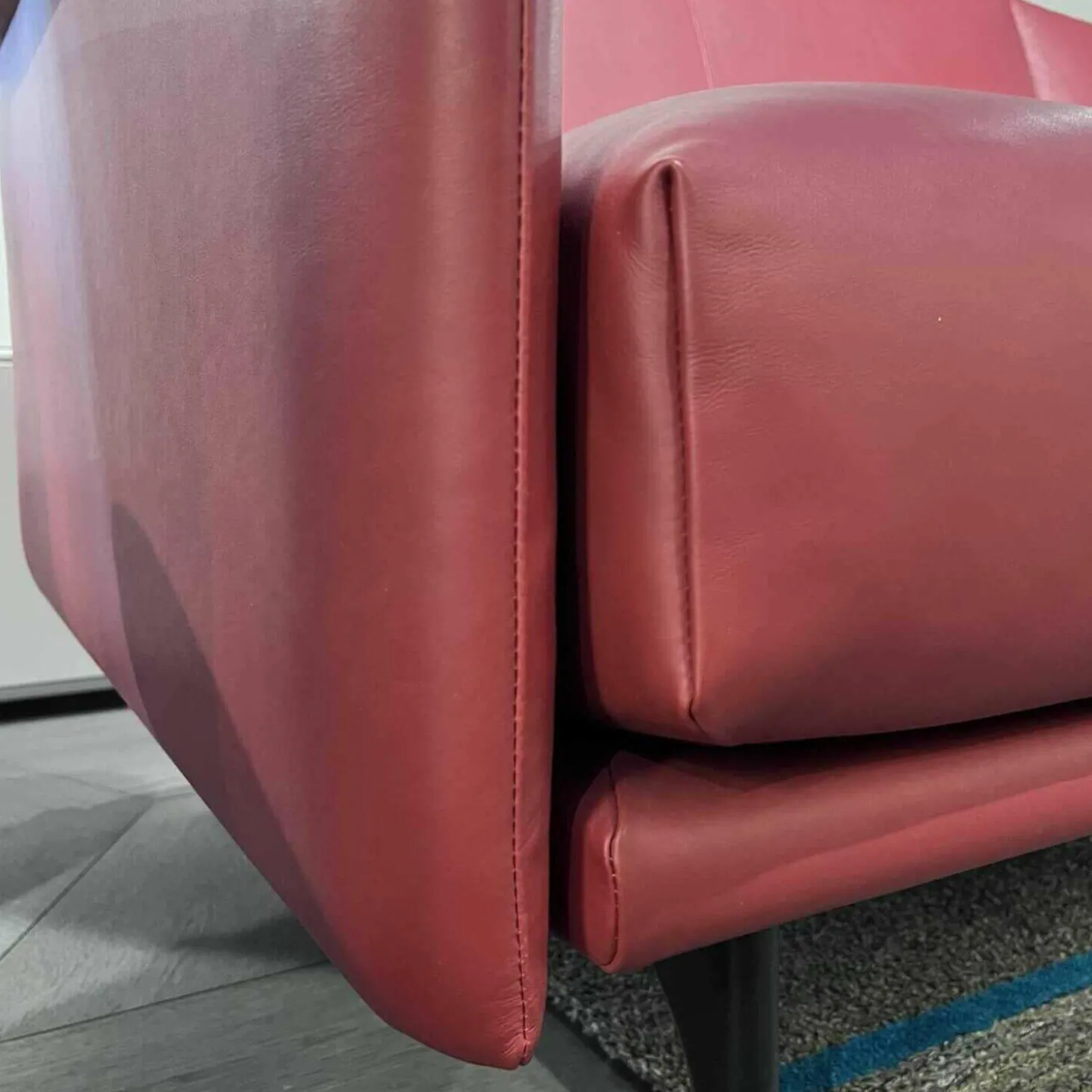 Sofa Otis Leder Cuba Red Füsse Aluminium Schwarz Matt Pulverbeschichtet