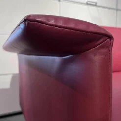 Sofa Otis Leder Cuba Red Füsse Aluminium Schwarz Matt Pulverbeschichtet