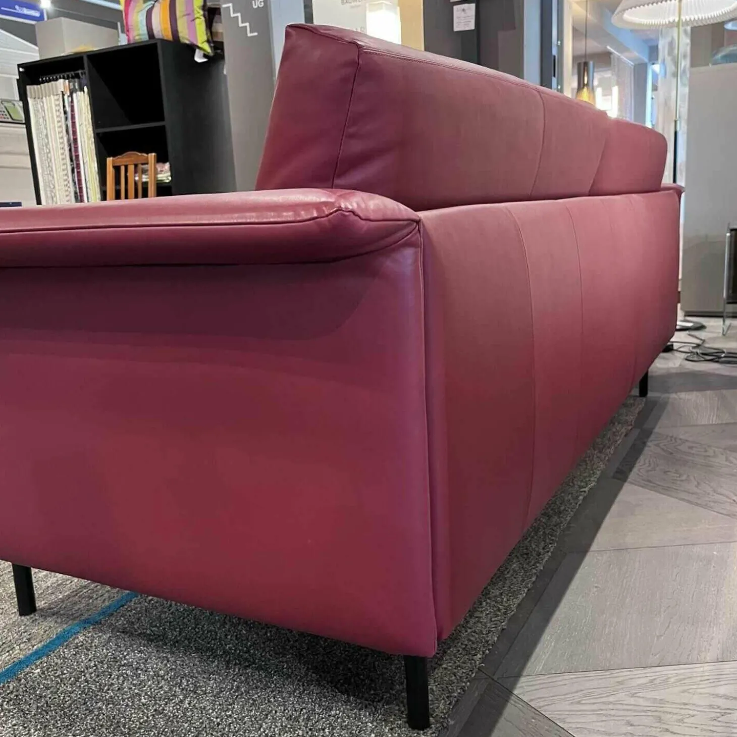 Sofa Otis Leder Cuba Red Füsse Aluminium Schwarz Matt Pulverbeschichtet