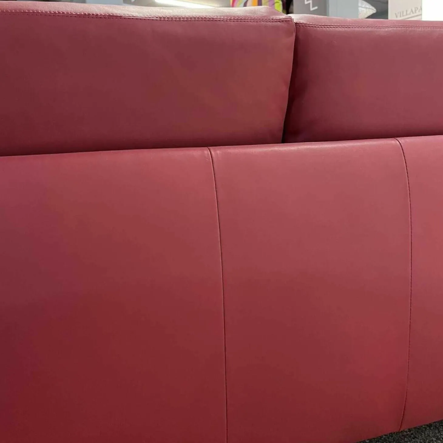 Sofa Otis Leder Cuba Red Füsse Aluminium Schwarz Matt Pulverbeschichtet