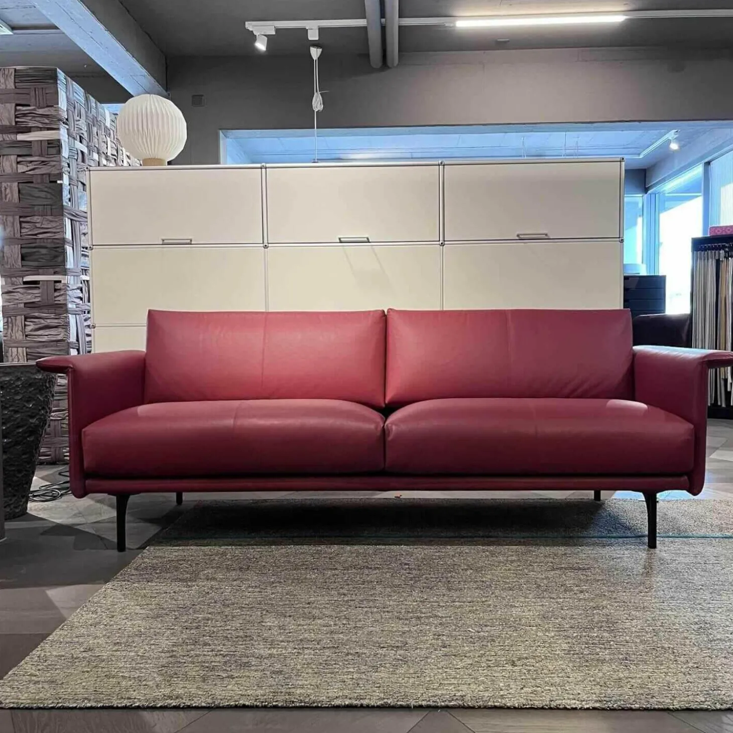 Sofa Otis Leder Cuba Red Füsse Aluminium Schwarz Matt Pulverbeschichtet