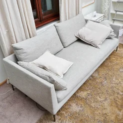 Sofa Pilotis Stoff 9208 Rauchgrau Füße Metall Verchromt Inklusive Rücken Und Wurfkissen