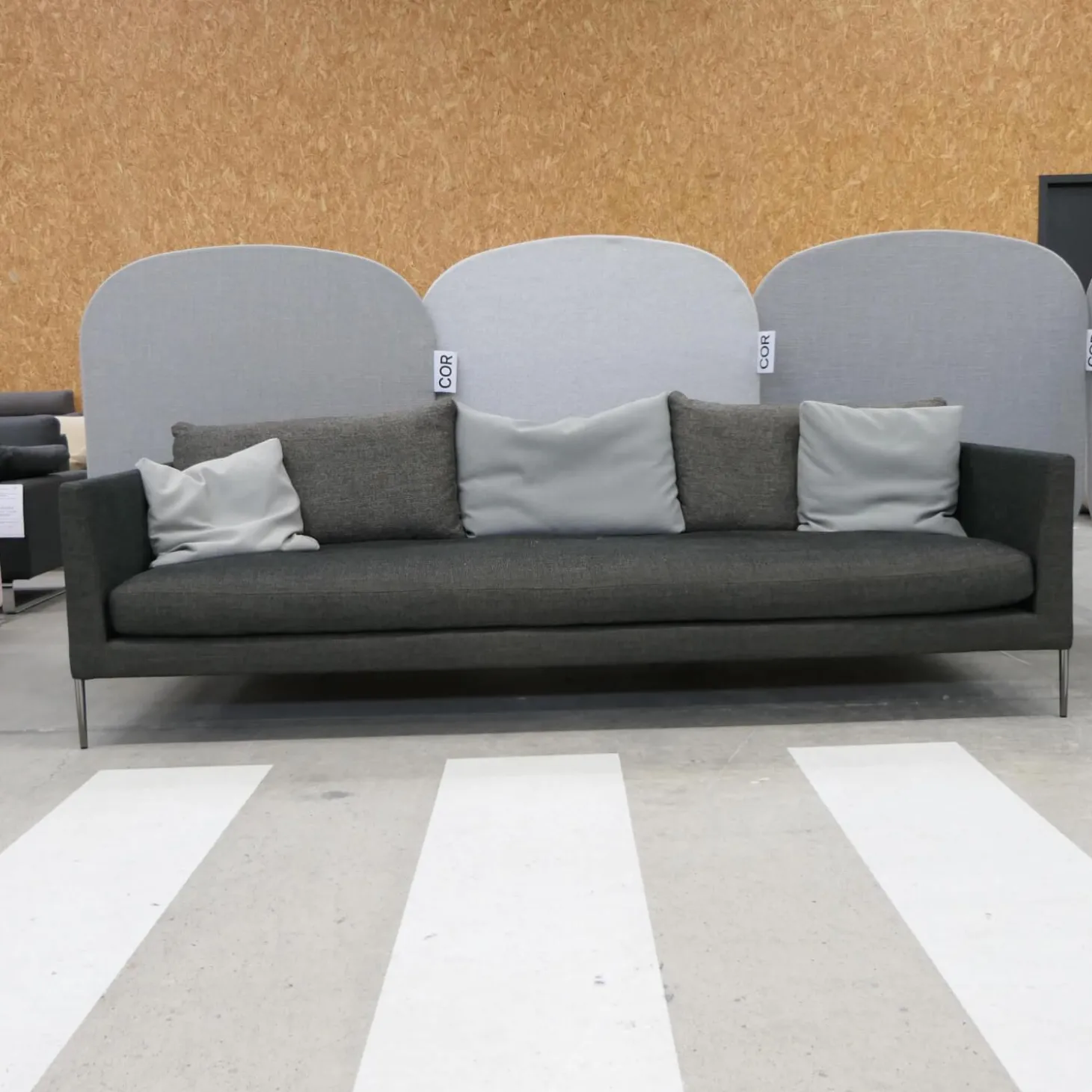 Sofa Pilotis Stoff 8161 Schwarz Braun Füße Schwarz Chrom Inklusive Rückenkissen