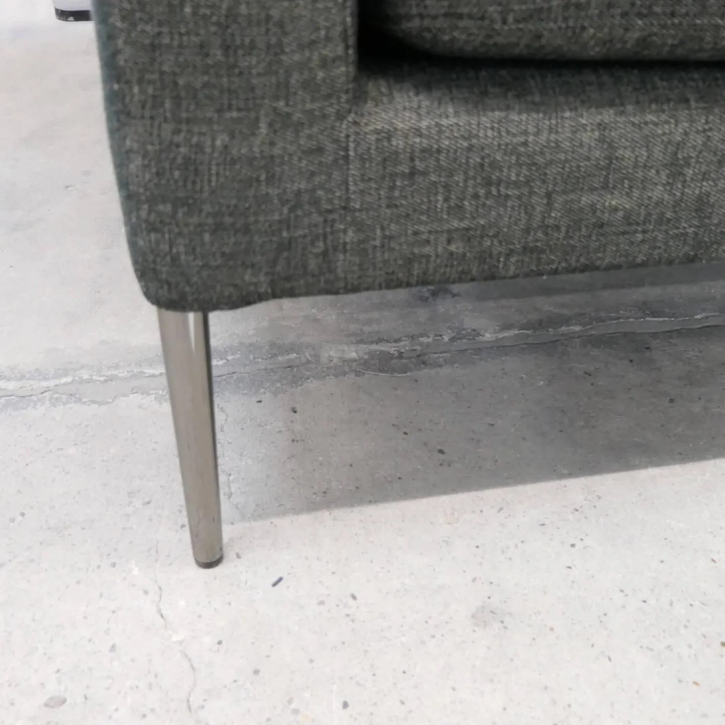 Sofa Pilotis Stoff 8161 Schwarz Braun Füße Schwarz Chrom Inklusive Rückenkissen