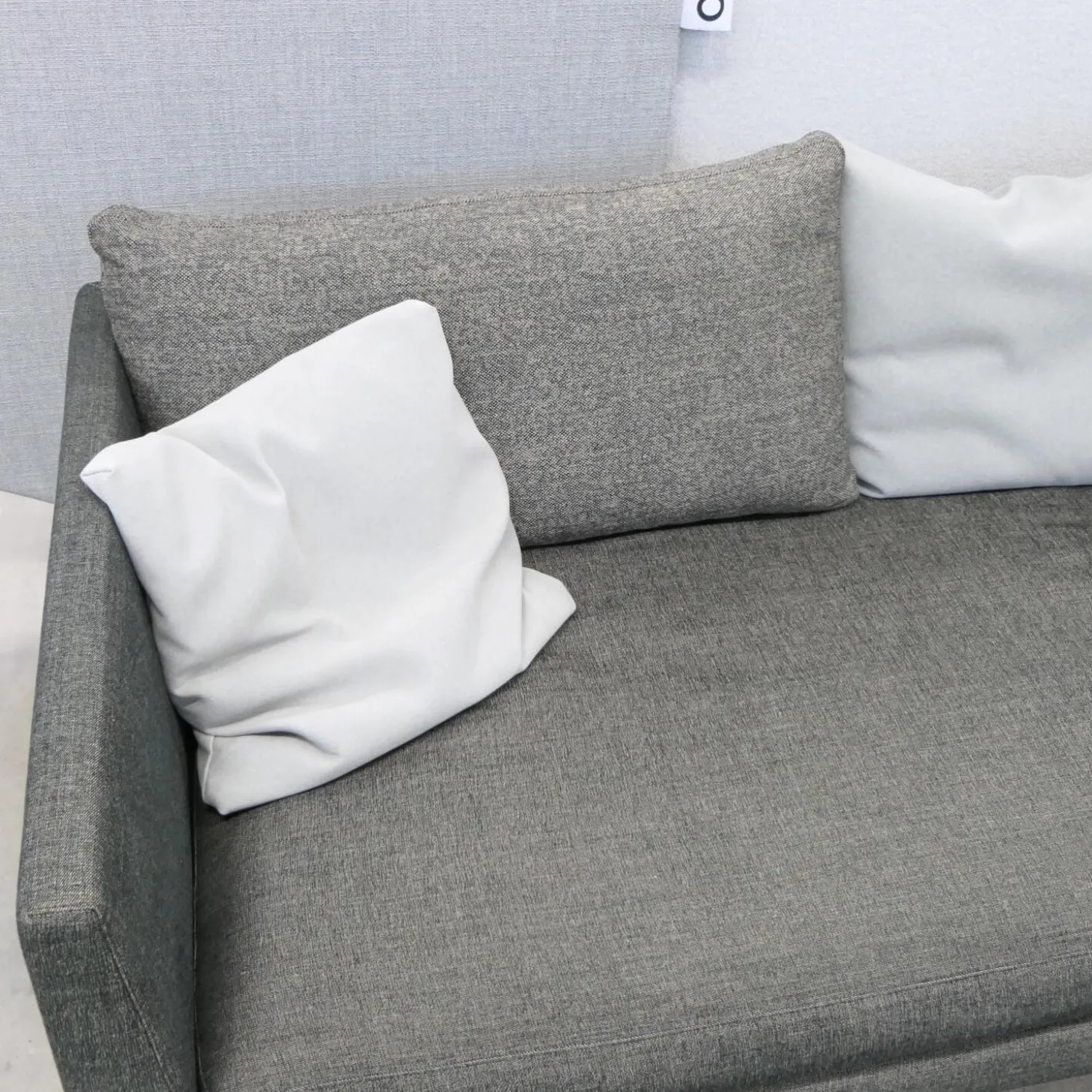 Sofa Pilotis Stoff 8161 Schwarz Braun Füße Schwarz Chrom Inklusive Rückenkissen