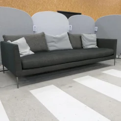 Sofa Pilotis Stoff 8161 Schwarz Braun Füße Schwarz Chrom Inklusive Rückenkissen