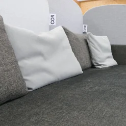 Sofa Pilotis Stoff 8161 Schwarz Braun Füße Schwarz Chrom Inklusive Rückenkissen