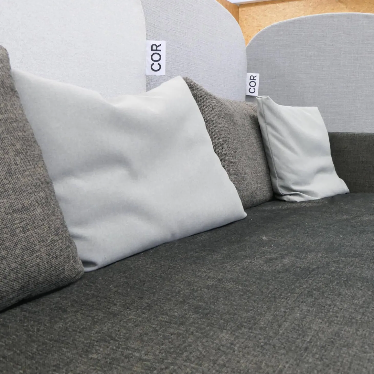 Sofa Pilotis Stoff 8161 Schwarz Braun Füße Schwarz Chrom Inklusive Rückenkissen