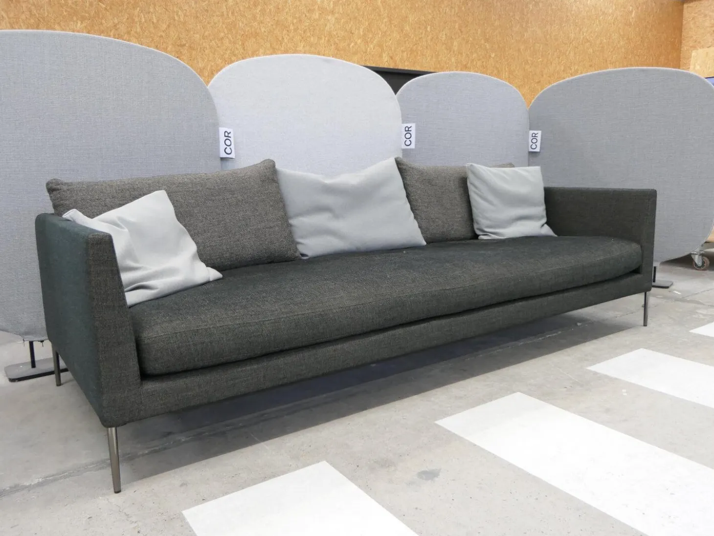 Sofa Pilotis Stoff 8161 Schwarz Braun Füße Schwarz Chrom Inklusive Rückenkissen