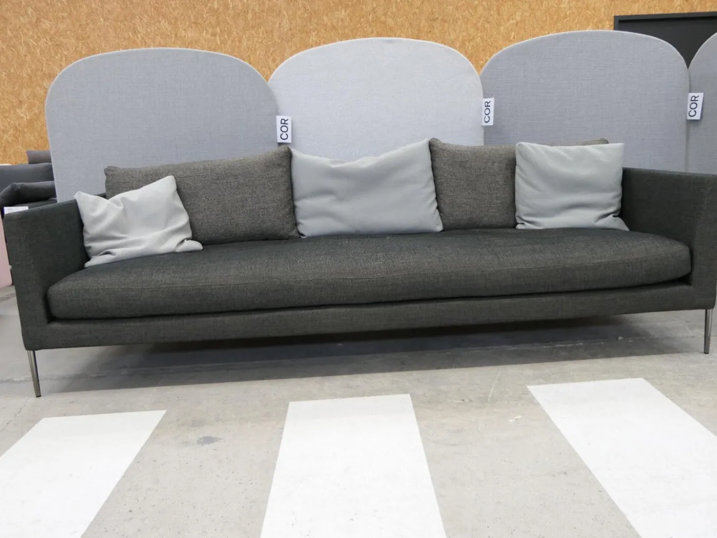 Sofa Pilotis Stoff 8161 Schwarz Braun Füße Schwarz Chrom Inklusive Rückenkissen