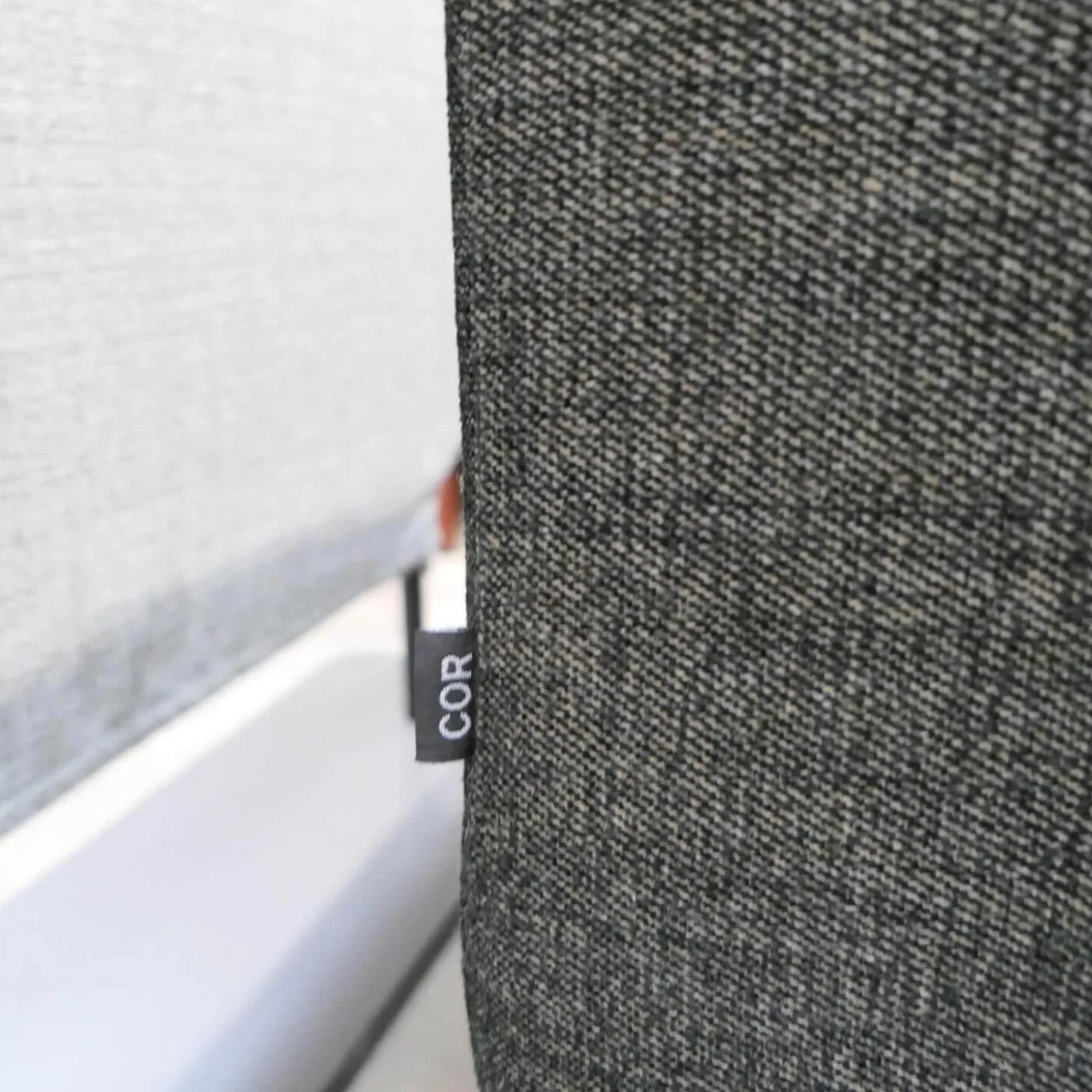 Sofa Pilotis Stoff 8161 Schwarz Braun Füße Schwarz Chrom Inklusive Rückenkissen