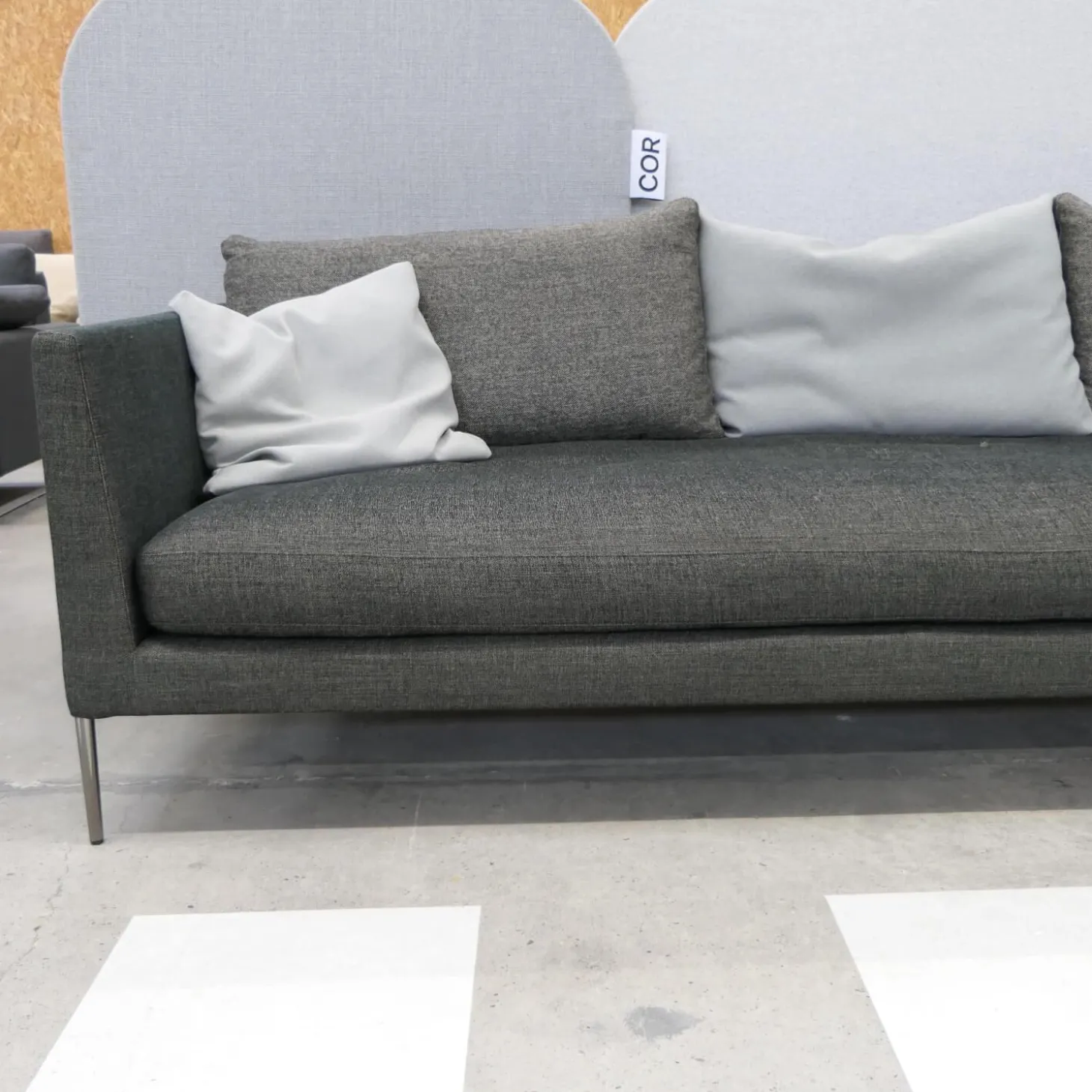 Sofa Pilotis Stoff 8161 Schwarz Braun Füße Schwarz Chrom Inklusive Rückenkissen