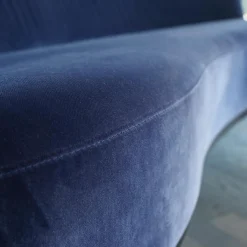 Sofa Polo Cocktail Nierenförmig Stoff City Velvet Reloaded CA7832/051 Blau Füße Massivholz Wengefarbig Gebeizt