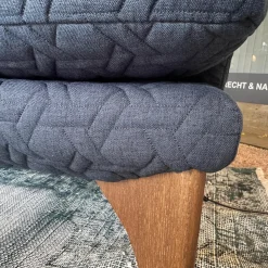 Sofa Polo Living Stoff Chivasso Cape Town CH2998 083 Mittelblau Füße Nussbaum