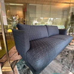 Sofa Polo Living Stoff Chivasso Cape Town CH2998 083 Mittelblau Füße Nussbaum
