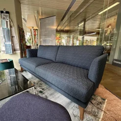 Sofa Polo Living Stoff Chivasso Cape Town CH2998 083 Mittelblau Füße Nussbaum