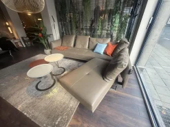 Sofa Prime Time Leder Elen Khaki Grün Braun Füße Poliert Mit Schwenkfunktion Und Kissen