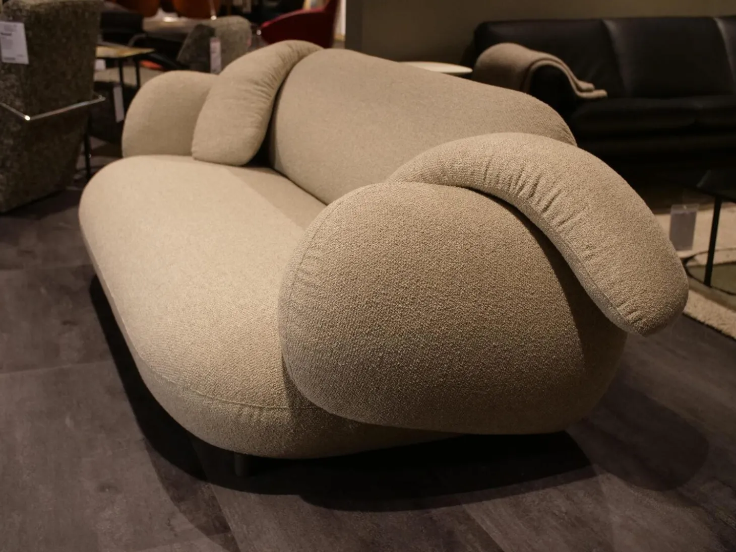 Sofa Pulla R16-B20 Bezug Stoff Hell-braun Füße Epoxy Charcoal Schwarz Grau Matt