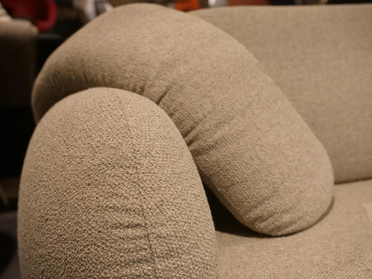 Sofa Pulla R16-B20 Bezug Stoff Hell-braun Füße Epoxy Charcoal Schwarz Grau Matt