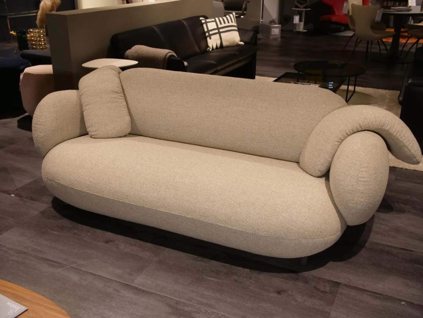Sofa Pulla R16-B20 Bezug Stoff Hell-braun Füße Epoxy Charcoal Schwarz Grau Matt