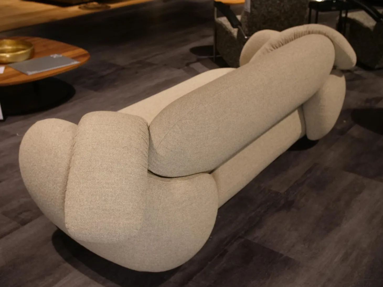 Sofa Pulla R16-B20 Bezug Stoff Hell-braun Füße Epoxy Charcoal Schwarz Grau Matt