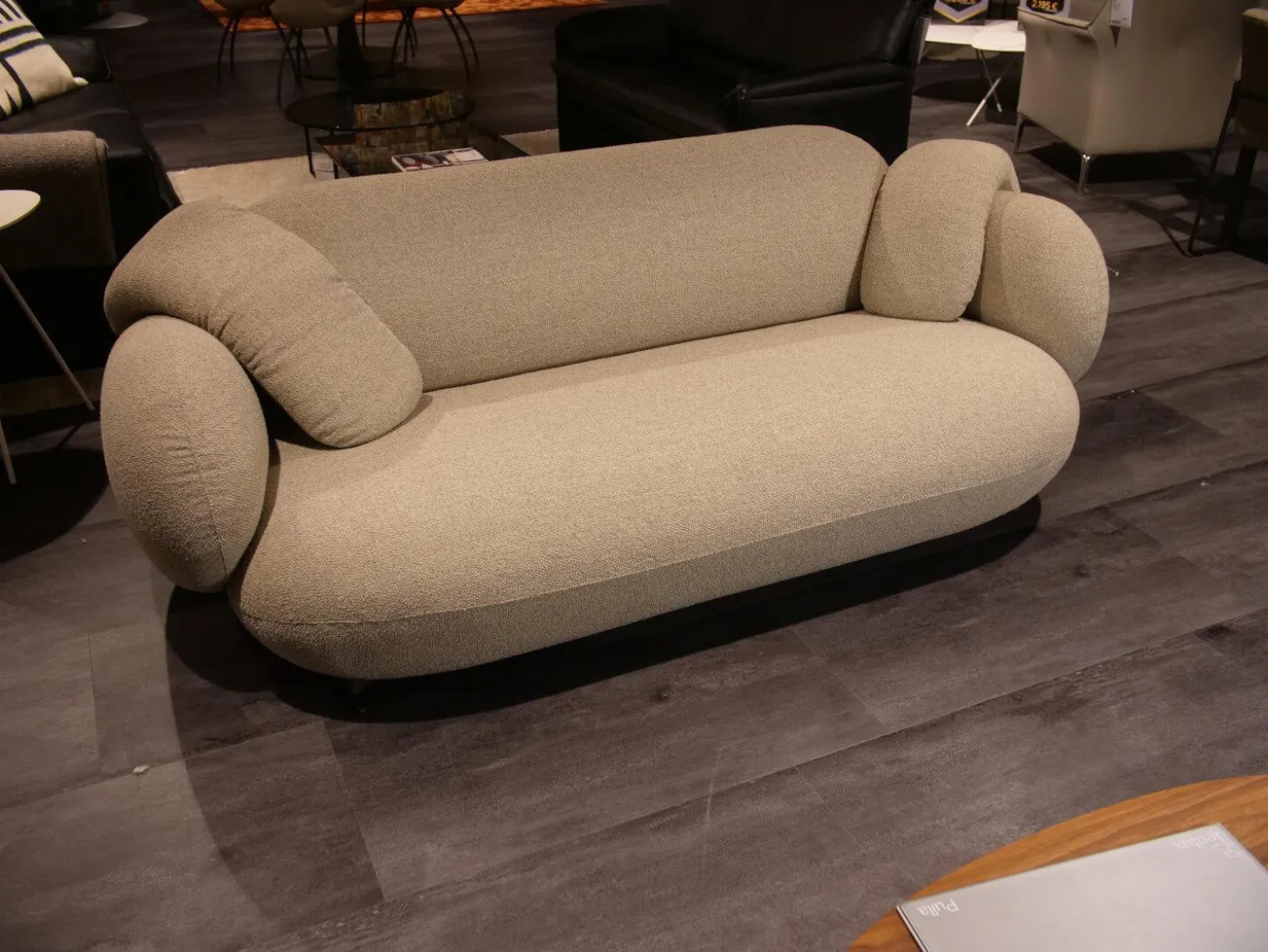 Sofa Pulla R16-B20 Bezug Stoff Hell-braun Füße Epoxy Charcoal Schwarz Grau Matt