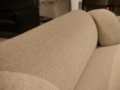 Sofa Pulla R16-B20 Bezug Stoff Hell-braun Füße Epoxy Charcoal Schwarz Grau Matt