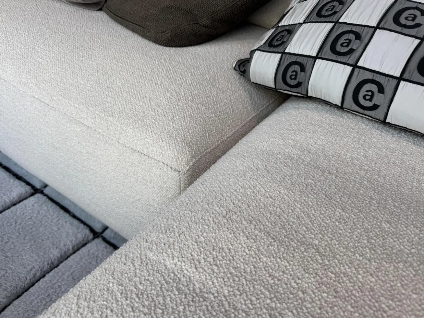 Sofa Sengu Bold Stoff Look Corda Grau Weiß ohne Dekokissen