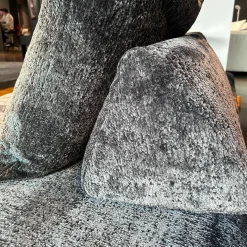 Sofa Sherazade Stoff T Soft Nest 8210 Dunkelgrau Füße Kunststoff Schwarz