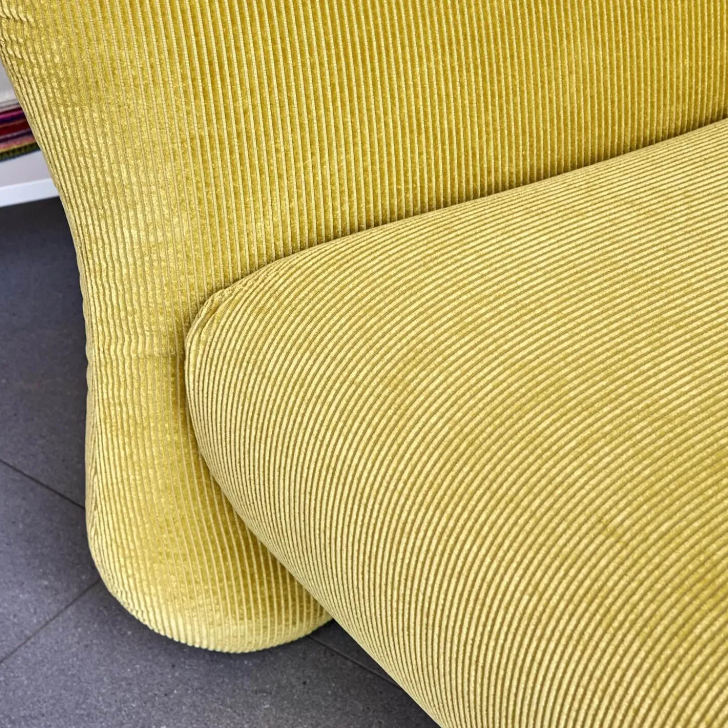 Sofa 2-Sitzer Bongo Bay Stoff 4490 Farbe 75 Gelb Inklusive 2 Kissen