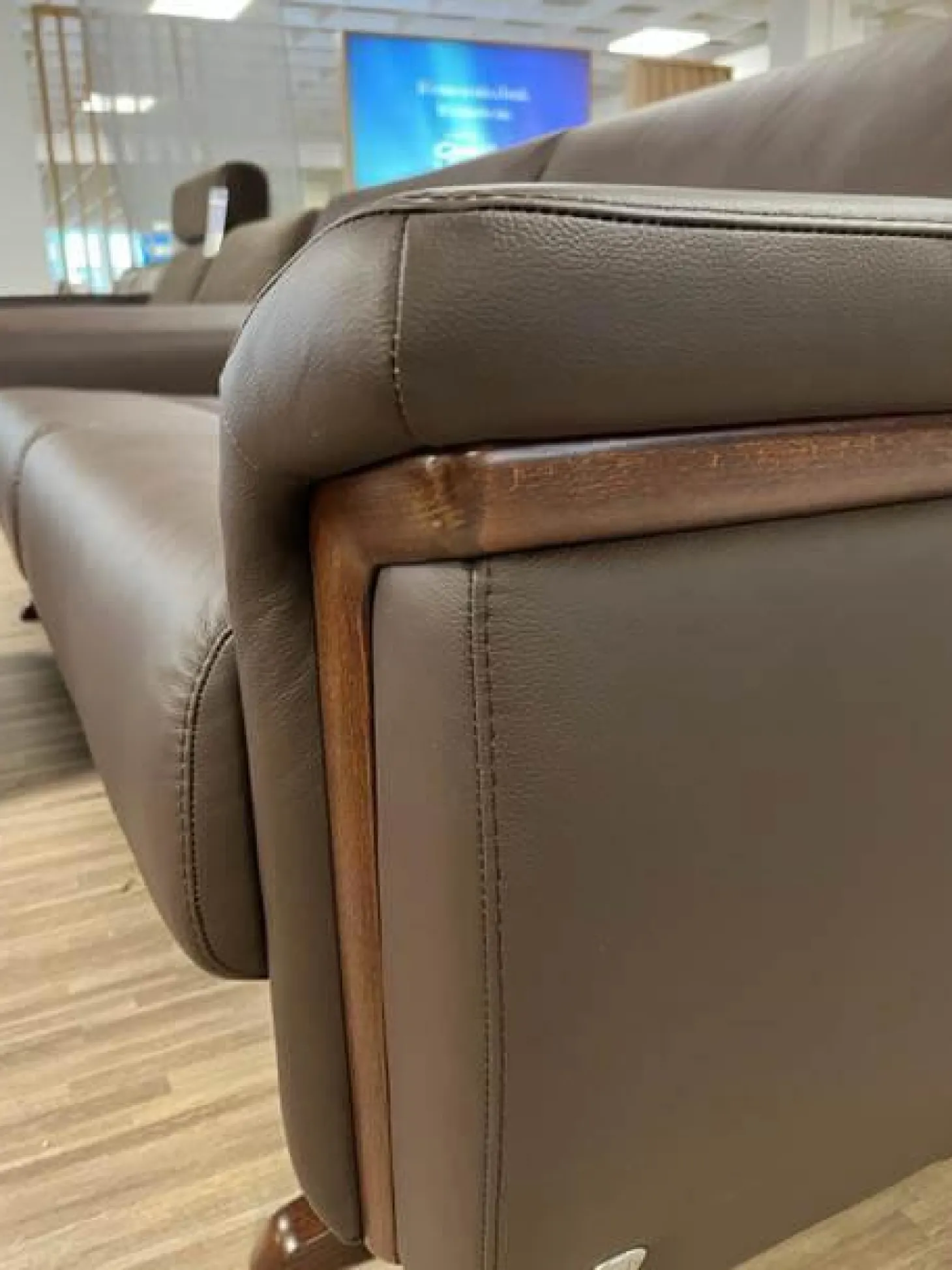 Sofa 2,5-Sitzer Stella Leder Batick Brown Armlehne mit Holzdetail inkl. Hocker mit Hockertisch