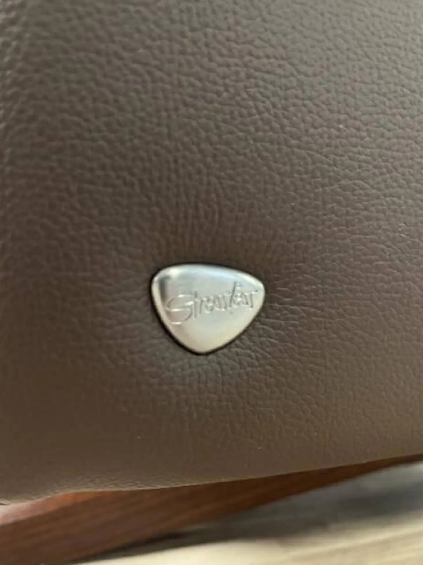 Sofa 2,5-Sitzer Stella Leder Batick Brown Armlehne mit Holzdetail inkl. Hocker mit Hockertisch